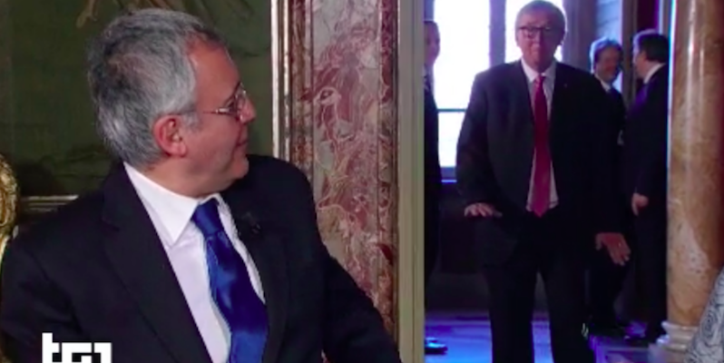 Il presidente della Commissione europea Jean-Claude Juncker arriva alle spalle dei giornalisti Rai in diretta