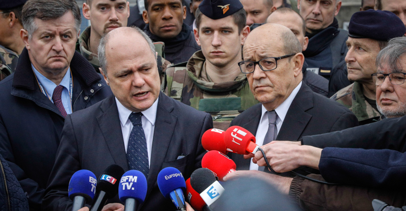 Il ministro dell'Interno francese Bruno Le Roux, a sinistra, insieme al ministro della Difesa Jean-Yves le Drian. (AP Photo/Kamil Zihnioglu)