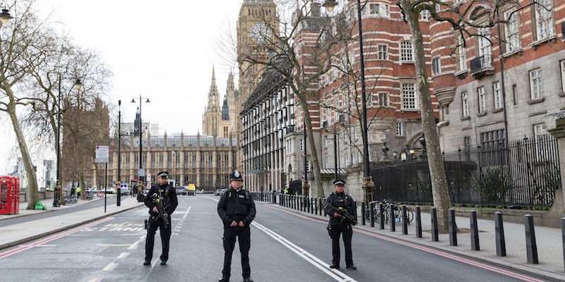 Tre poliziotti vicino al palazzo di Westminster, a Londra (JOEL FORD/AFP/Getty Images)