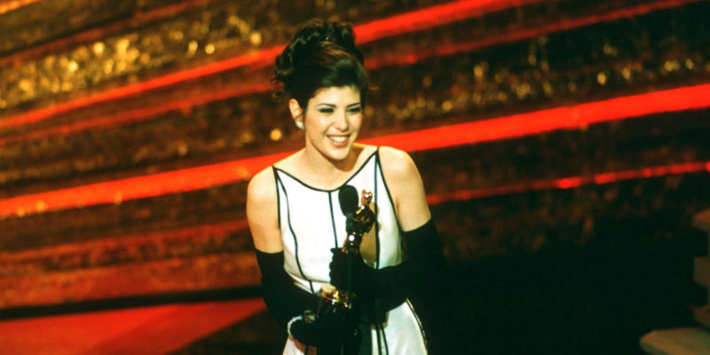 Marisa Tomei riceve l'Oscar come Miglior attrice non protagonista il 29 marzo 1993 (AP Photo/Bob Galbraith)