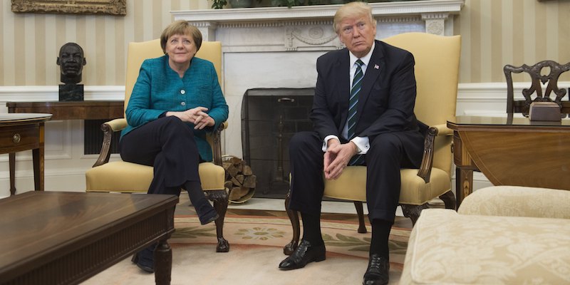 La cancelliera della Germania Angela Merkel e il presidente degli Stati Uniti Donald Trump nello Studio Ovale della Casa Bianca, il 17 marzo 2017 (SAUL LOEB/AFP/Getty Images)