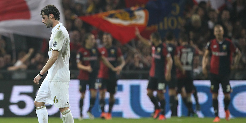 I giocatori del Genoa, sullo sfondo, esultano dopo uno dei tre gol segnati all'andata (Marco Luzzani/Getty Images)