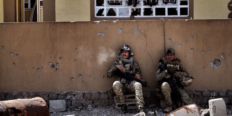 Soldati iracheni riposano contro un muro durante la battaglia per riprendere il controllo di Mosul
(ARIS MESSINIS/AFP/Getty Images)
