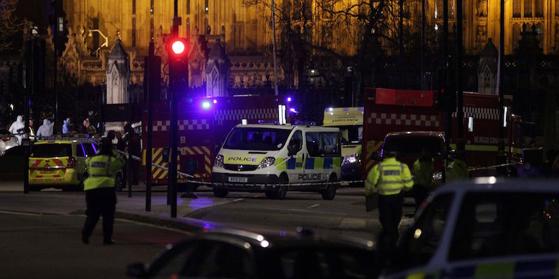 Agenti di polizia di fronte al parlamento britannico, Londra (DANIEL LEAL-OLIVAS/AFP/Getty Images)