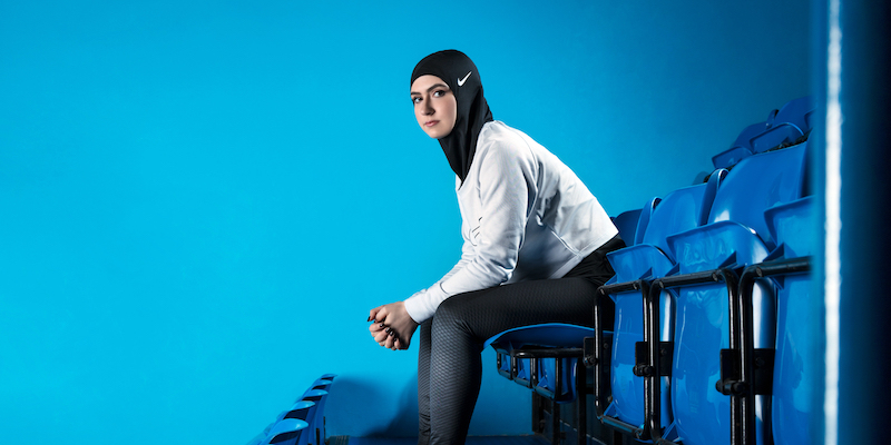 La pattinatrice Zahra Lari con lo hijab prodotta da Nike (Nike/AP)