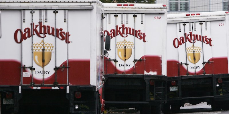 Tre camion dell'azienda di latticini americana Oakhurst Dairy a Portland, in Maine, il 28 novembre 2006 (AP Photo/Pat Wellenbach)