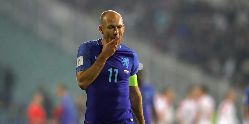 Arjen Robben esce dal campo del Vassil Levski di Sofia dopo la sconfitta dell'Olanda contro la Bulgaria (AP Photo/Vadim Ghirda)