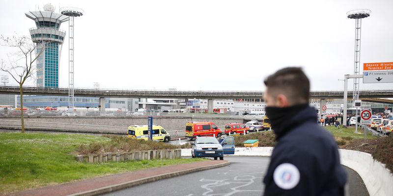 Un poliziotto francese all'aeroporto di Parigi Orly, dopo il tentato attentato del 18 marzo 2017 (BENJAMIN CREMEL/AFP/Getty Images)