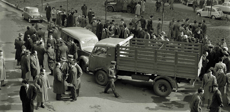 Il furgone portavalori della Banca Popolare e l'autocarro OM Leoncino usato dai rapinatori della banda di via Osoppo, a Milano, il 27 febbraio 1958. (@ArchiviFarabola )