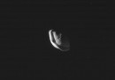 Saturno ha una luna a forma di raviolo