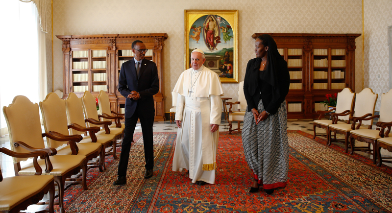 Papa Francesco con il presidente del Ruanda Paul Kagame e sua moglie Jeannette Kagame. (Tony Gentile/Pool photo via AP)