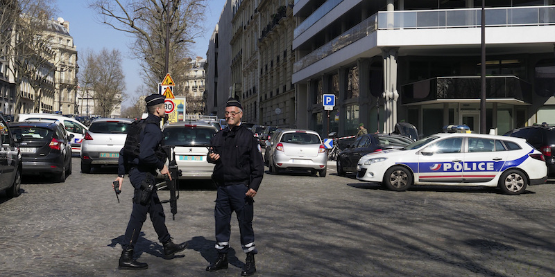 Poliziotti vicino alla sede di Parigi del Fondo Monetario Internazionale, dopo l'esplosione di un pacco, il 16 marzo 2017 (AP Photo/Thibault Camus)