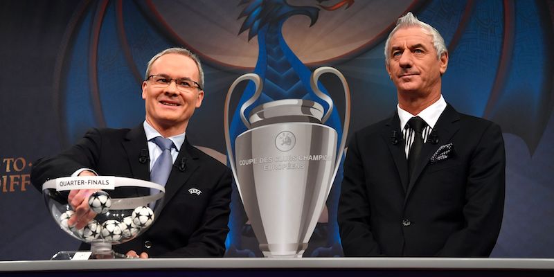 Il direttore delle competizioni UEFA, Giorgio Marchetti, e l'ex calciatore gallese Ian Rush durante il sorteggio (FABRICE COFFRINI/AFP/Getty Images)