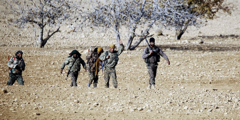 Uomini delle Forze democratiche siriane a ovest di Raqqa (DELIL SOULEIMAN/AFP/Getty Images)
