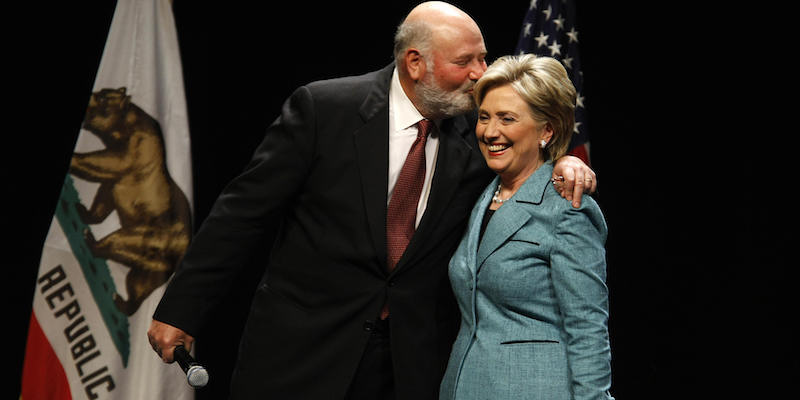 Hillary Clinton e il regista Rob Reiner, entrambi nati nel 1947, in una fotografia del 2008 (ROBYN BECK/AFP/Getty Images)