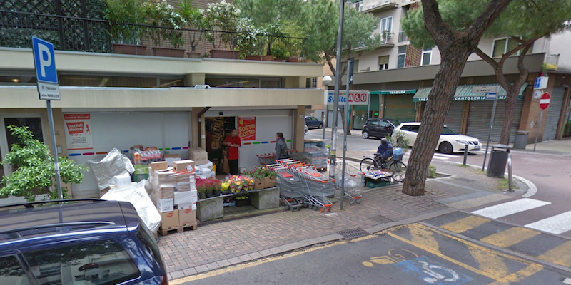 Il supermercato di Rimini davanti al quale è avvenuta l'aggressione a un richiedente asilo il 22 marzo 2017 (Google Earth)