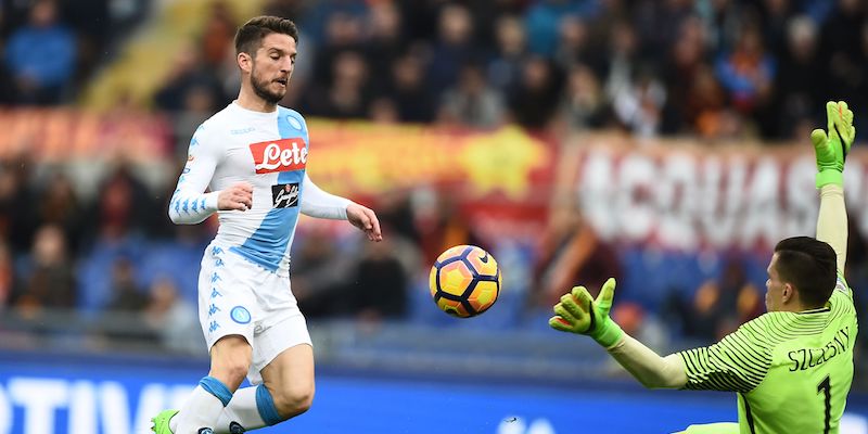Dries Mertens scavalca Wojciech Szczęsny per il gol del vantaggio del Napoli (FILIPPO MONTEFORTE/AFP/Getty Images)