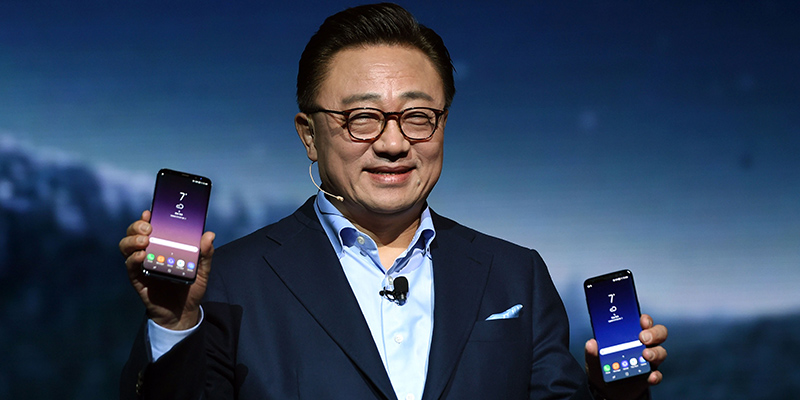 I nuovi Samsung Galaxy S8 e S8+ presentati da DJ Koh, responsabile di Samsung Mobile (TIMOTHY A. CLARY/AFP/Getty Images)
