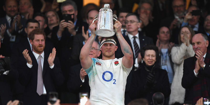 Dylan Hartley, capitano dell'Inghilterra, solleva la Calcutta cup dopo la vittoria contro la Scozia (Shaun Botterill/Getty Images)