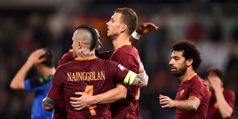 Edin Dzeko della Roma dopo un gol segnato al Sassuolo (FILIPPO MONTEFORTE/AFP/Getty Images)