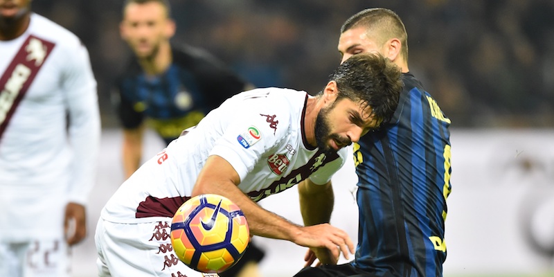 Mauro Icardi e Luca Rossettini nella partita di andata tra Inter e Torino (GIUSEPPE CACACE/AFP/Getty Images)