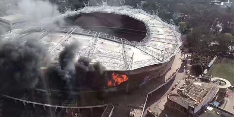 Una ripresa dall'alto dello stadio Hongkou di Shangha durante l'incendio (AP)