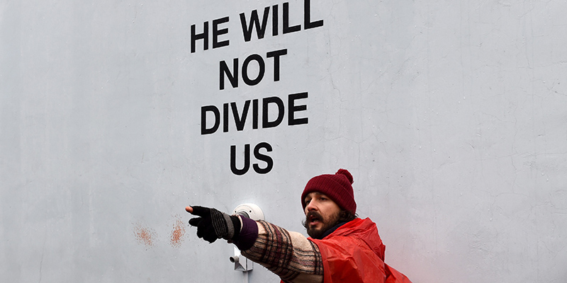 Shia LaBeouf davanti alla sua videoinstallazione, poi annullata, al MOMI - Queens, New York, Stati Uniti (TIMOTHY A. CLARY/AFP/Getty Images)