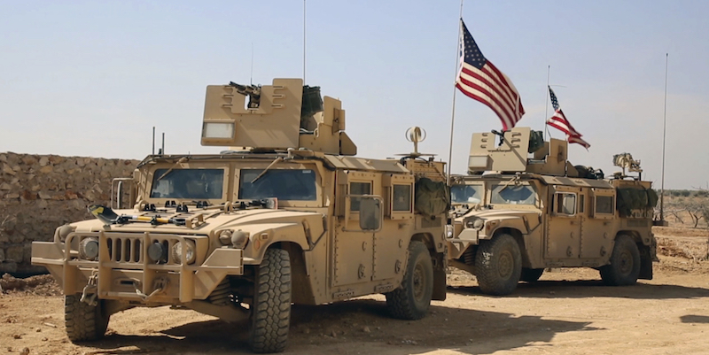 Mezzi militari americani a Manbij, in Siria (Arab 24 network, via AP)