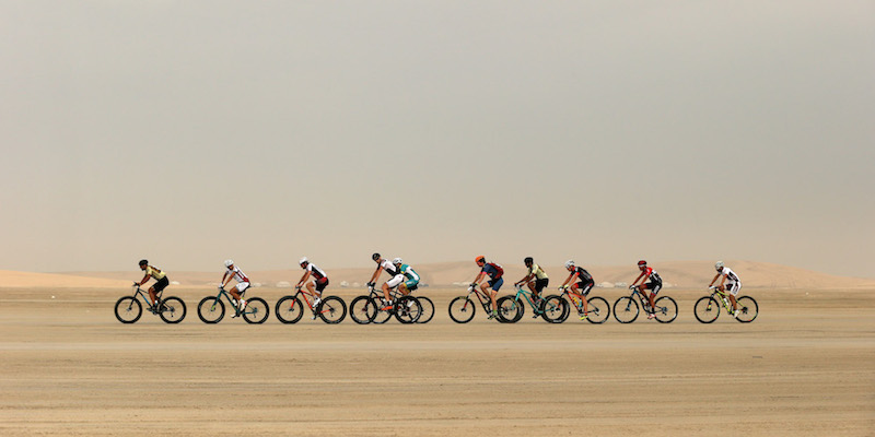 Ciclisti durante la Al Adaid Desert Challenge, una gara ciclistica nel deserto a Doha, in Qatar
(Francois Nel/Getty Images)