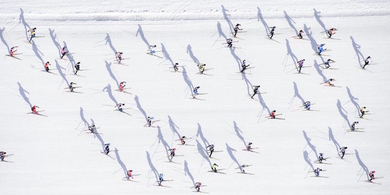 Gli sciatori visti dall'alto durante la maratona dell'Engadina, in Svizzera
(EPA/GIAN EHRENZELLER)