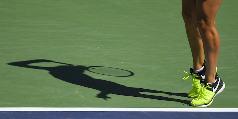 La tennista russa Elena Vesnina al servizio su Svetlana Kuznetsova, anche lei russa, durante la finale del torneo di tennis BNP Paribas Open a Indian Wells, in California
(AP Photo/Mark J. Terrill)