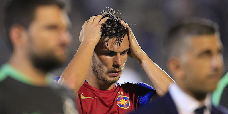 Alin Tosca della Steaua Bucarest dopo la sconfitta nei preliminari di Champions League del 2015 contro il Partizan Belgrado (Srdjan Stevanovic/Getty Images)