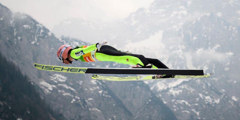 Stefan Kraft durante l'ultima prova della Coppa del Mondo di salto con gli sci, a Planica, in Slovenia (JURE MAKOVEC/AFP/Getty Images)