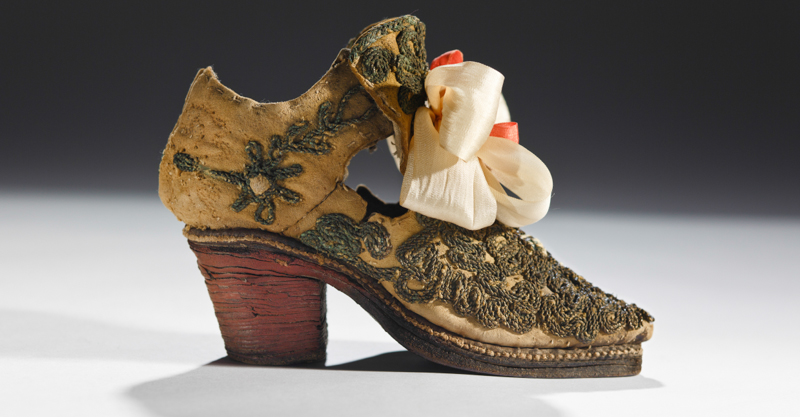 Una scarpa da bambino, realizzata in Francia o in Inghilterra a metà del Seicento.
(Images © 2017 Bata Shoe Museum, Toronto, Canada. Photo: Ron Wood)