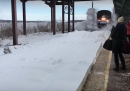 A palle di neve vince il treno (video)
