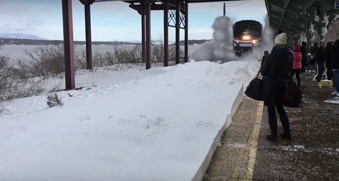 A palle di neve vince il treno (video)