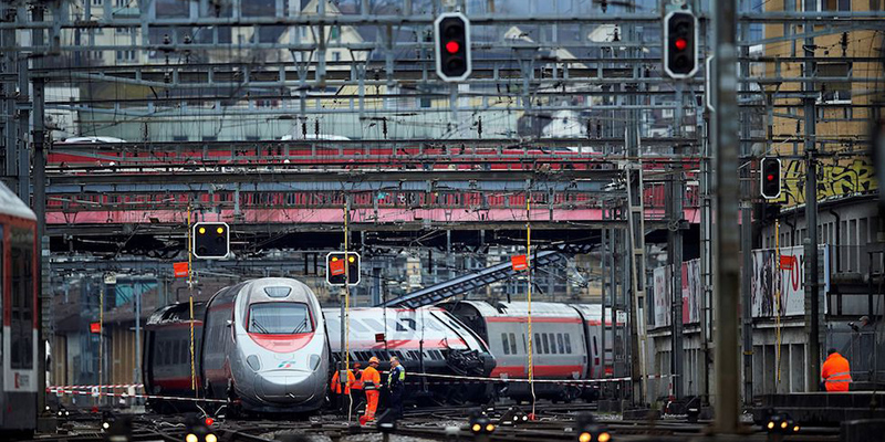 Le foto del treno italiano deragliato a Lucerna