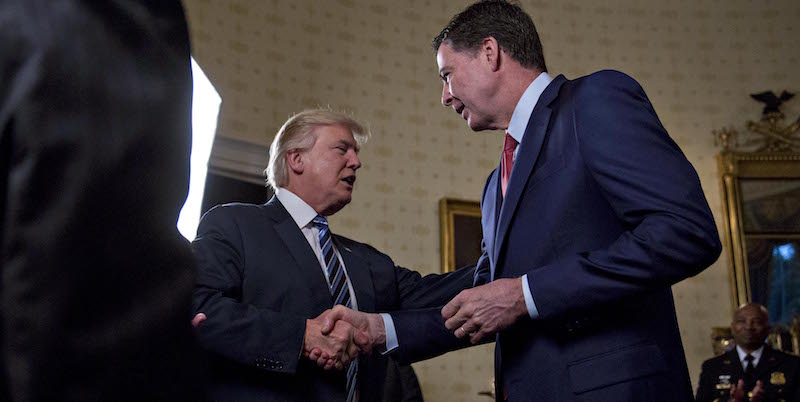 Donald Trump stringe la mano a James Comey alla Casa Bianca, il 22 gennaio 2017 (Andrew Harrer-Pool/Getty Images)