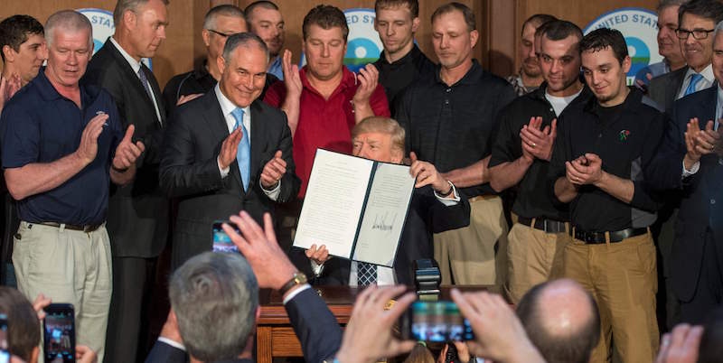 Donald Trump dopo avere firmato l'ordine esecutivo "Energy Independence" a Washington (JIM WATSON/AFP/Getty Images)