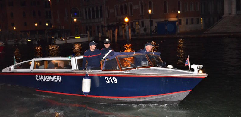 Una barca dei Carabinieri a Venezia, 17 maggio 2014 (ANSA/ANDREA MEROLA)