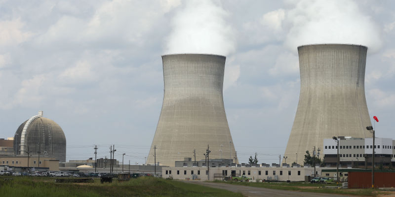 Le torri di raffreddamento e, a sinistra, il sito che contiene i reattori dell'impianto nucleare di Vogtle a Waynesboro, in Georgia, dove sono in costruzione due nuovi reattori di Westinghouse (AP Photo/John Bazemore, File)