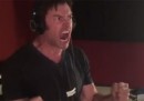 Hugh Jackman in sala di doppiaggio, che ringhia, urla e tira pugni nel vuoto