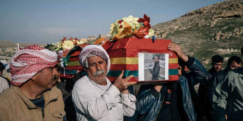 La bara contenente il corpo del 18enne yazida Salam Mukhaibir, mentre viene trasportata verso il monte Sinjar, in Iraq (Alice Martins/For The Washington Post)
