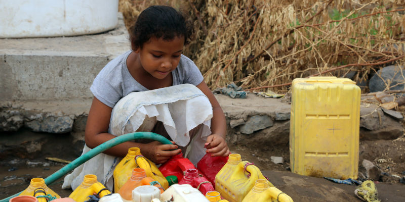 Una bambina yemenita riempe delle taniche nella periferia di Hodeidah, il 20 febbraio 2017 (STR/AFP/Getty Images)