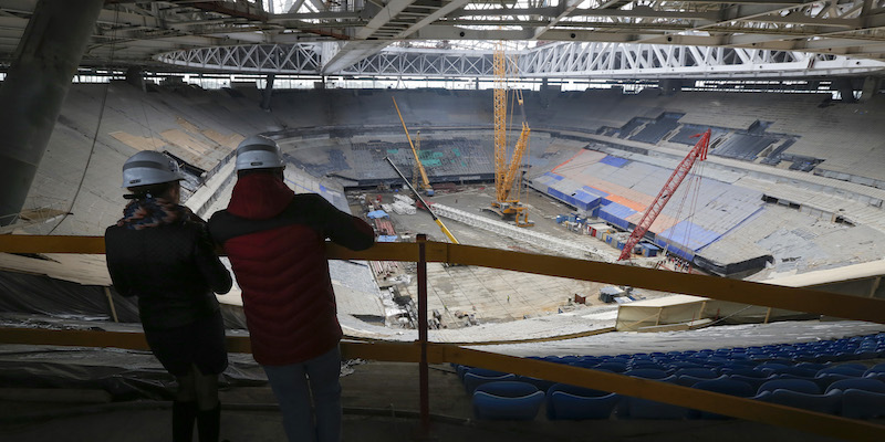 Due operai all'interno della Zenit Arena di San Pietroburgo nell'aprile del 2016 (AP Photo/Dmitri Lovetsky)