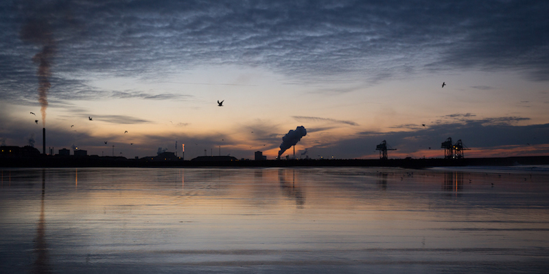L'alba e il riflesso sull'acqua della fabbrica Tata Steel di Port Talbot, in Galles, il 19 gennaio 2016
(Matt Cardy/Getty Images)