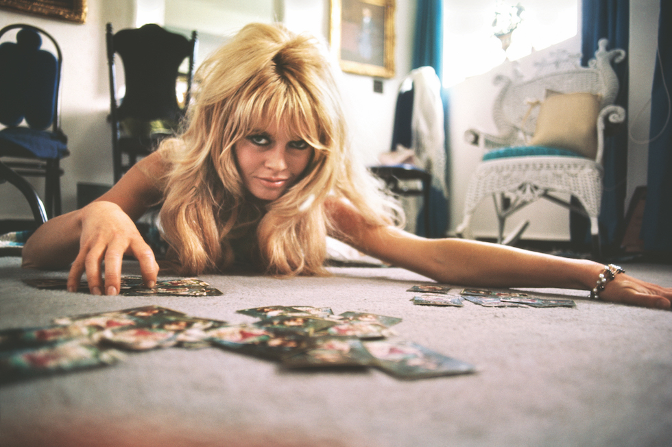 28 Brigitte Bardot on Floor with Cards 1965_LT