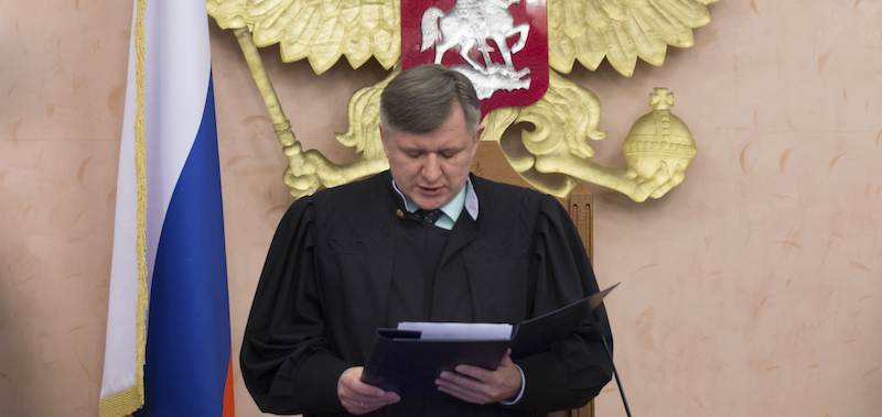 Il giudice della Corte Suprema russa judge Yuri Ivanenko legge la sentenza sui Testimoni di Geova, 20 aprile 2017 (AP Photo/Ivan Sekretarev)