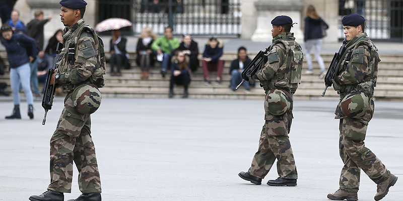 Militari di fronte al Louvre (AP Photo/Frank Augstein)