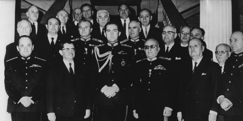 I componenti della giunta dei colonnelli pochi giorni dopo il colpo di stato. Al centro il re Costantino II (AP Photo)